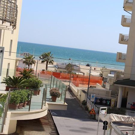 Hotel Mora Ρίμινι Εξωτερικό φωτογραφία