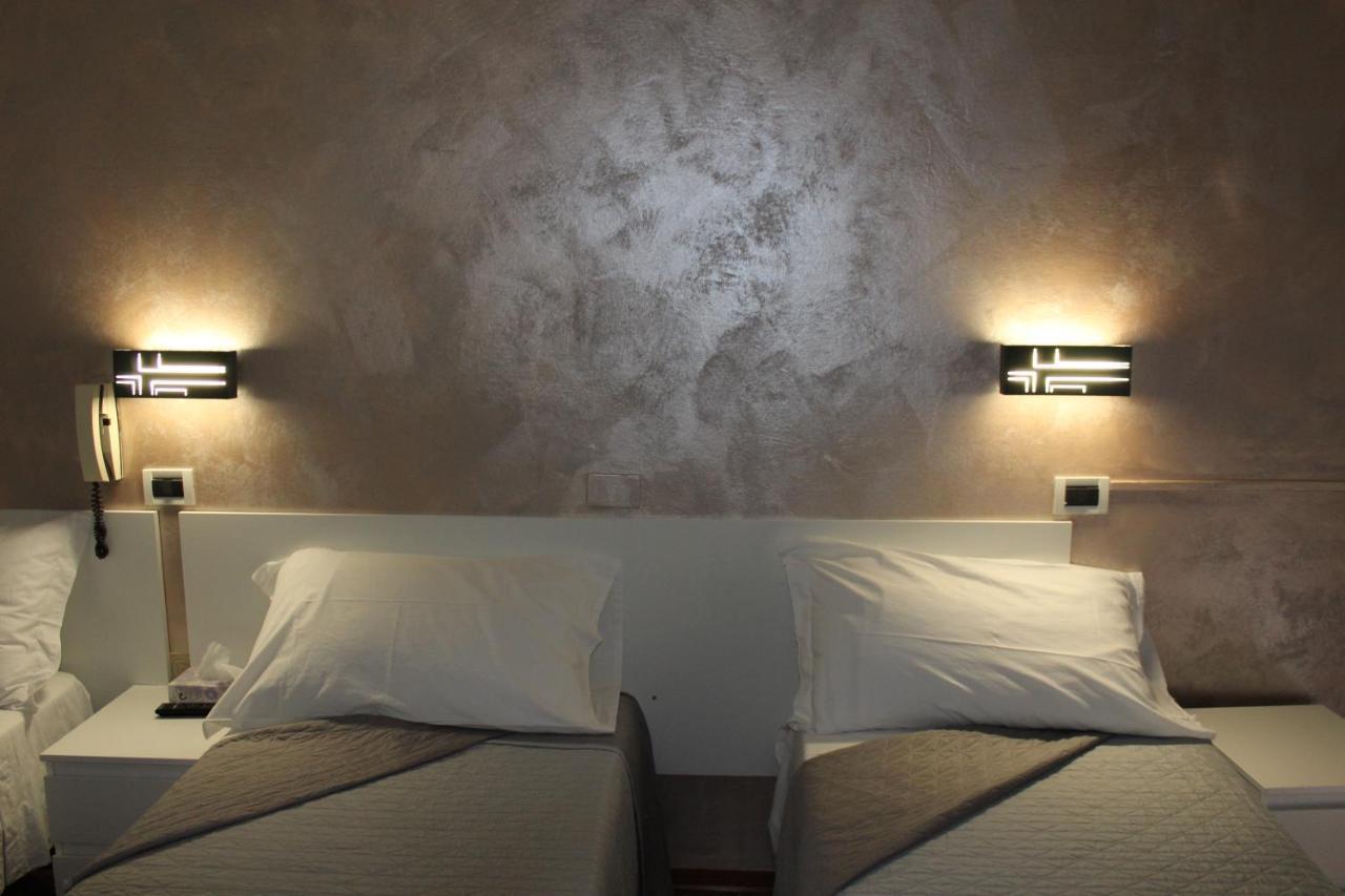 Hotel Mora Ρίμινι Εξωτερικό φωτογραφία