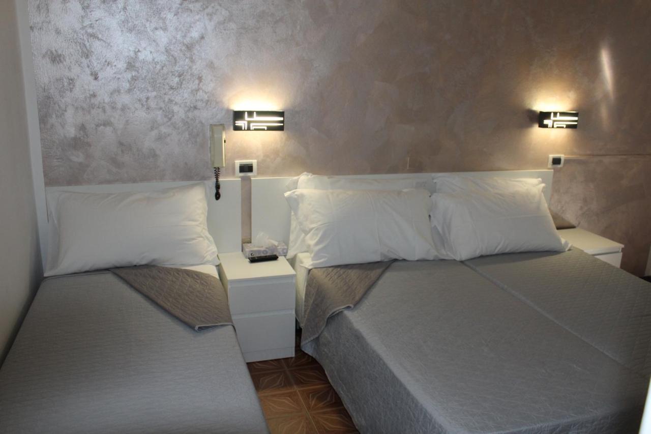 Hotel Mora Ρίμινι Εξωτερικό φωτογραφία