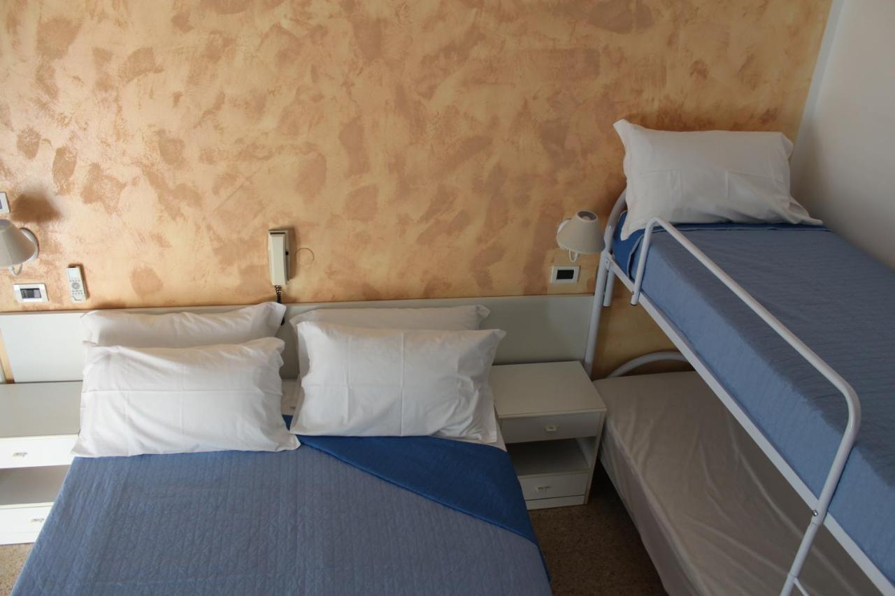 Hotel Mora Ρίμινι Εξωτερικό φωτογραφία