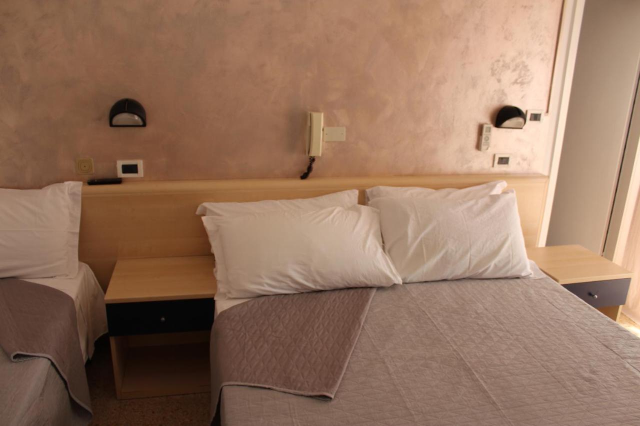 Hotel Mora Ρίμινι Εξωτερικό φωτογραφία