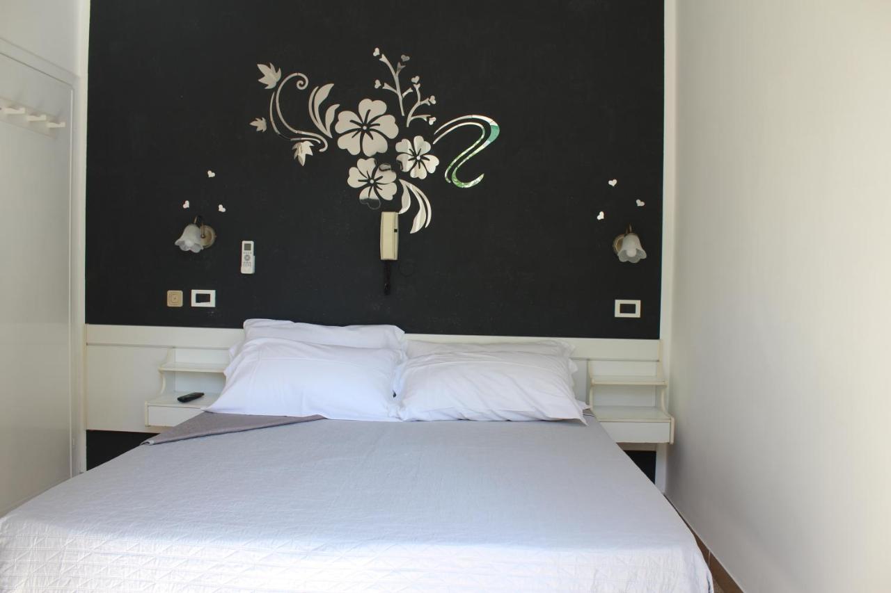 Hotel Mora Ρίμινι Εξωτερικό φωτογραφία