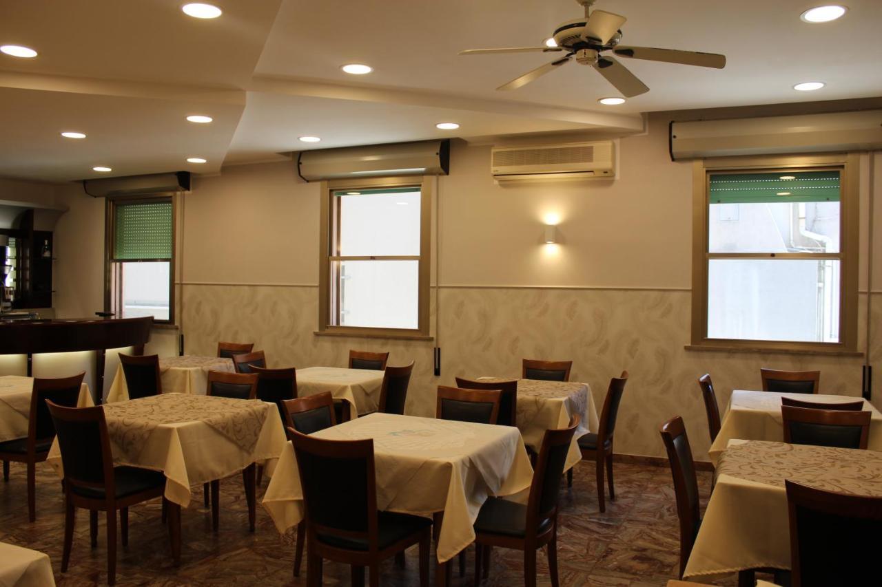 Hotel Mora Ρίμινι Εξωτερικό φωτογραφία