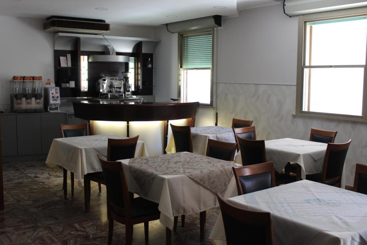 Hotel Mora Ρίμινι Εξωτερικό φωτογραφία