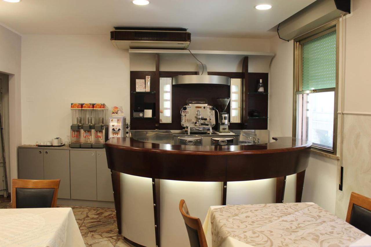 Hotel Mora Ρίμινι Εξωτερικό φωτογραφία